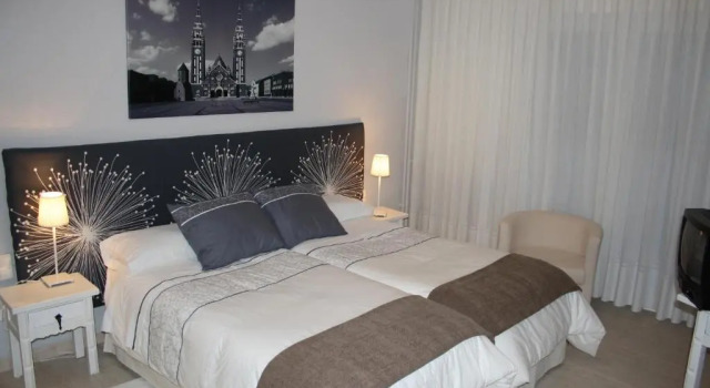 Hotel Cuatro Calzadas, Book Hotel Hoteller i Castile and Leon med pool, Swimmingpool