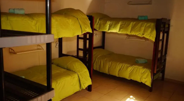 Кровать в общем номере Hostal Mamatierra