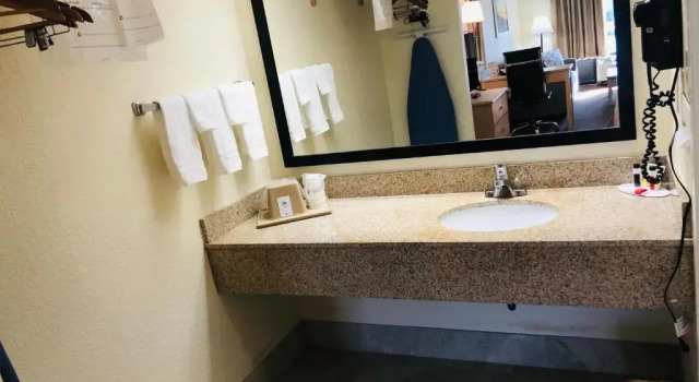 Люкс Days Inn & Suites by Wyndham Navarre - near Beaches Hurlburt