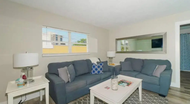 Siesta Key Village-Suite #2: A block to the Beach!