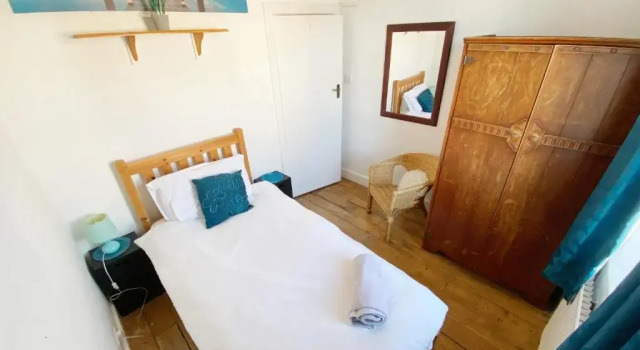 Cosy House Walking distance to Beach Free Parking, Забронировать Отель Борнмут Дорсет, рядом с Железнодорожный вокзал Борнмута