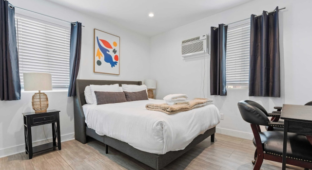 10mins to Rodeo Drive, 15mins to Venice Modern 4bdr Shenandoah by Avantstay