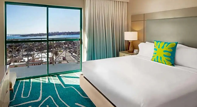 Двухместный люкс с 2 комнатами с балконом и с видом на залив Embassy Suites by Hilton San Diego Bay Downtown