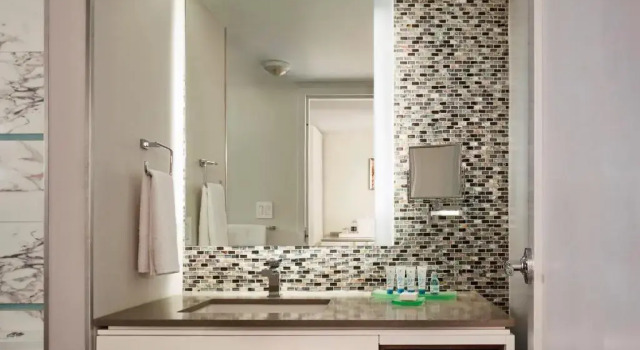 Четырёхместный номер Standard с балконом и с видом на воду Waterstone Resort & Marina Boca Raton, Curio Collection by Hilton