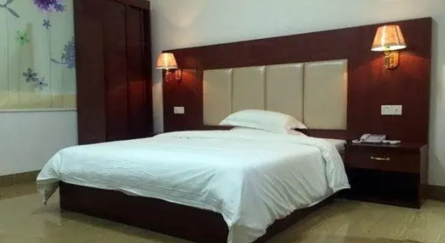 Lianjiang Yue Guang Business Hotel