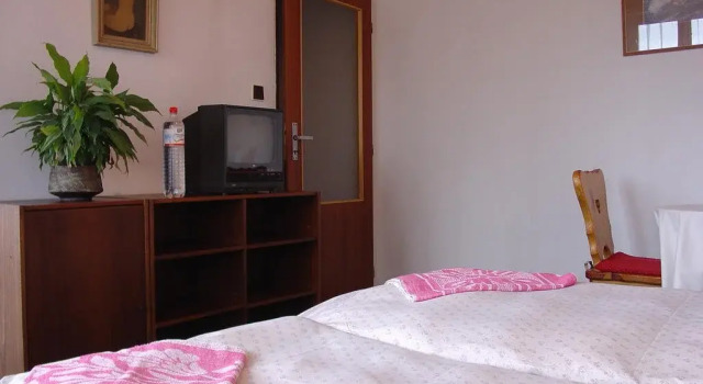 Lovecký hotel Jívák, Rezerwuj Hotel Hotele w Central Bohemia z parkingiem, Parking