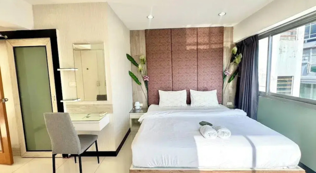 Апартаменты с 2 комнатами с балконом Baan Sabai Rama IV Apartment
