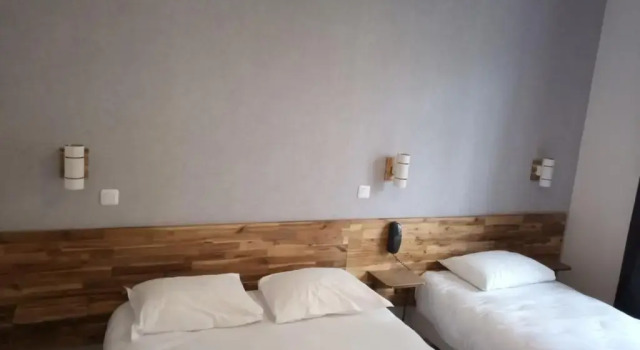 Трёхместный номер Standard Hôtel De La Perdrix Rouge
