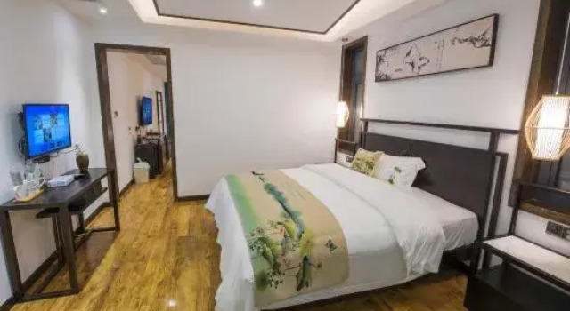 Люкс с балконом Jiang'an Liangzhu River View Hostel