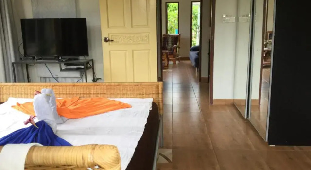 Vacation House with tropical garden and private pool, Забронировать Отель Отели Районг с парковкой, Парковка