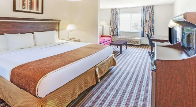 Двухместный люкс Days Inn & Suites by Wyndham Vancouver