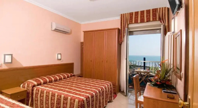 Четырёхместный номер Standard с видом на море Hotel Bristol - Koolibry Hotels