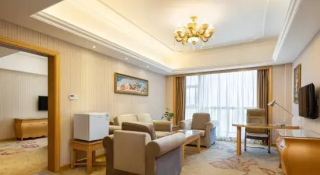 Люкс Business Vienna International Hotel Shanghai Pudong New District Dishui Lake Univeristy City