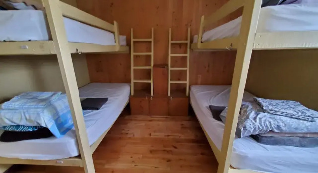 Кровать в общем номере (женский номер) Auberge Jeunesse LouLou's Backpacker Hostel