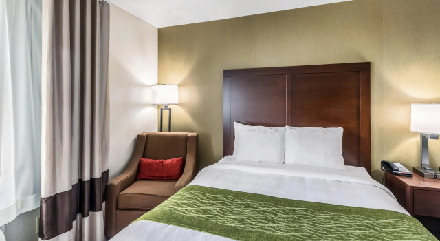 Четырёхместный номер Standard Comfort Inn Medford-Long Island