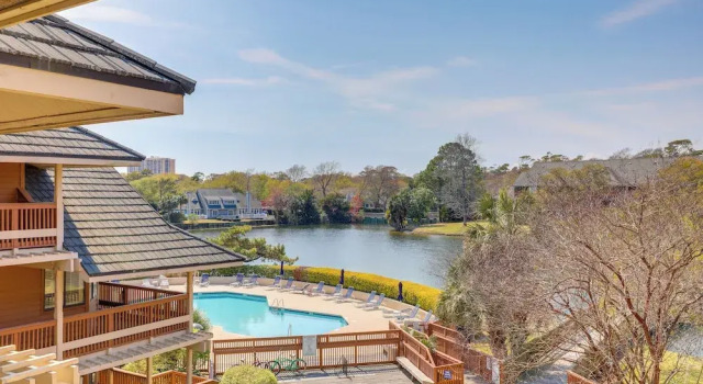 Апартаменты Beautiful Lakefront Condo: Easy Walk to the Beach!