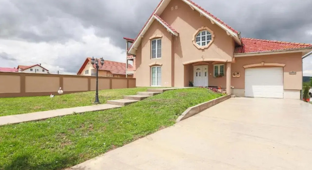 Casa Iulia, Rezervovat Hotel Hotely v Hunedoara s parkováním, Parkování