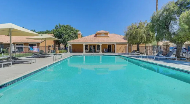 Near Golf: Condo w/ Pool Access in Palm Desert!, Забронировать Апартаменты/квартира Отели Палм-Дезерт с парковкой, Парковка