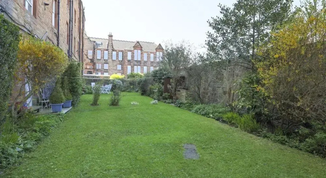 ALTIDO Gorgeous 1-bed flat with a shared garden