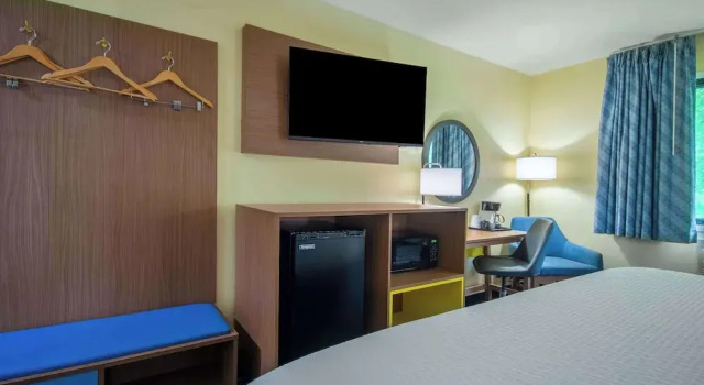 Четырёхместный номер Business Days Inn & Suites by Wyndham Waterloo