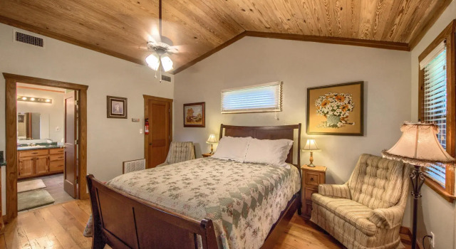 Waldrip Cabin, Забронировать Отель Фредериксберг Texas Wine Country, рядом с Театр Rockbox