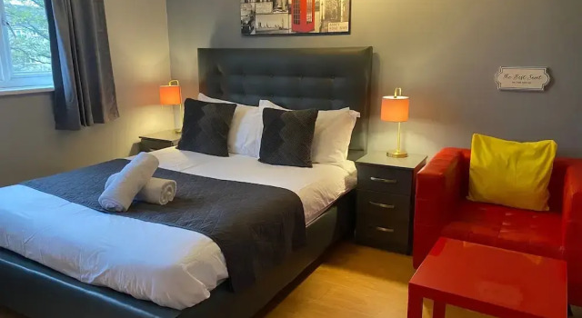 Living Large 5BR Home - Parking - Ideal for Groups, Varaa Lomakoti Mökit kohteessa Wolverhampton, Mökki