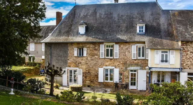 Fantastic property with large swimming pool and garden in the heart of France!, Rezerwuj Hotel Masseret Correze