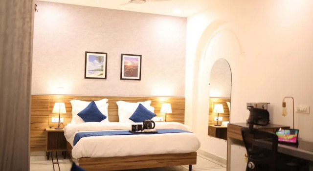 Люкс Luxury с балконом и с видом на город Gallivanto Inn