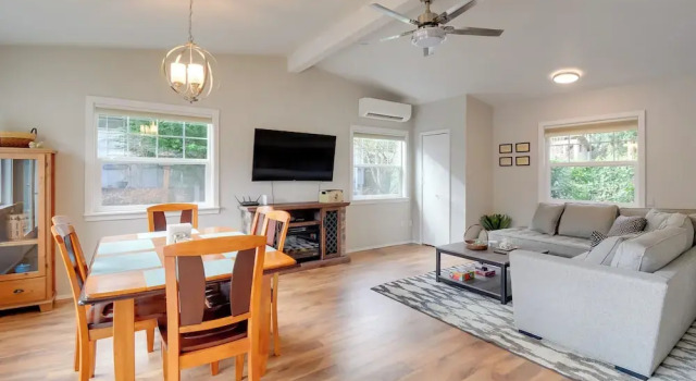 Port Angeles Abode w/ Yard & Guest House!, Забронировать Гостевой дом Гостевые дома Порт-Анджелеса, Гостевой дом