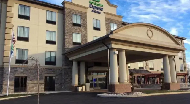 Кровать в общем номере Holiday Inn Express & Suites Butler by IHG
