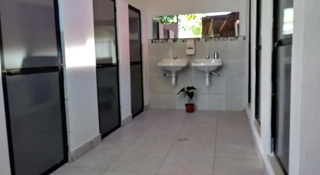 Кровать в общем номере с видом на сад Kitara House Backpackers Hostel