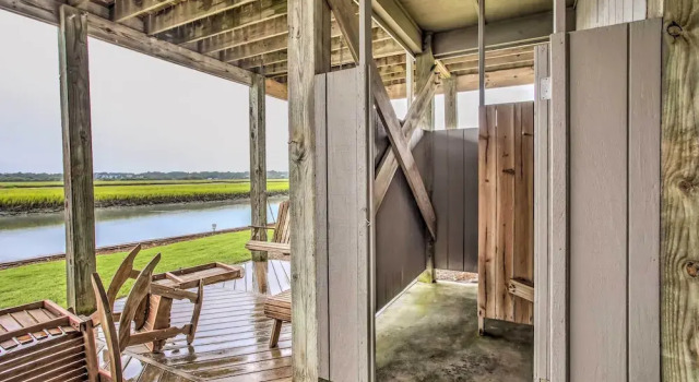 Spacious Beach Cottage w/ Private Dock Access, Забронировать Дом для отпуска Отели Ошен-Айл-Бич с парковкой, Парковка