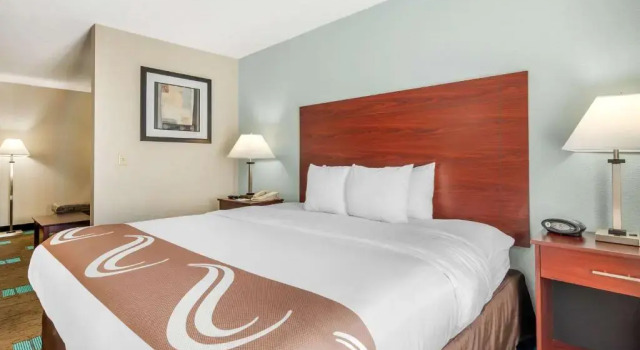 Люкс Quality Suites Kansas City International Airport