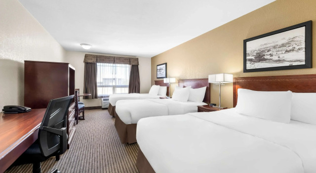 Шестиместный номер Standard SureStay Plus Hotel by Best Western Drumheller