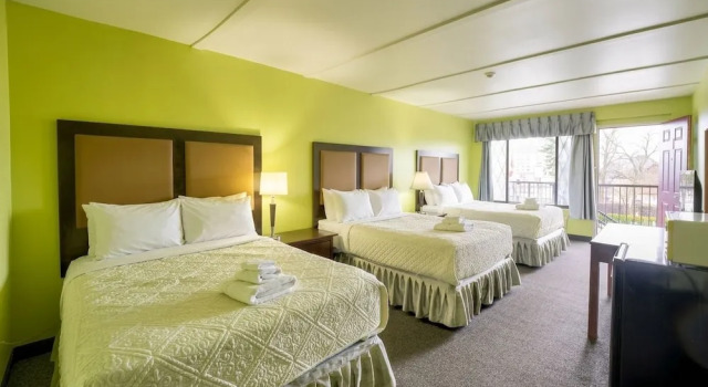 Трёхместный номер Standard Grand Persepolis Inn
