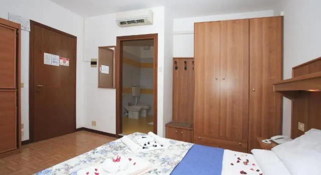 Четырёхместный номер Standard с балконом Hotel Aspe