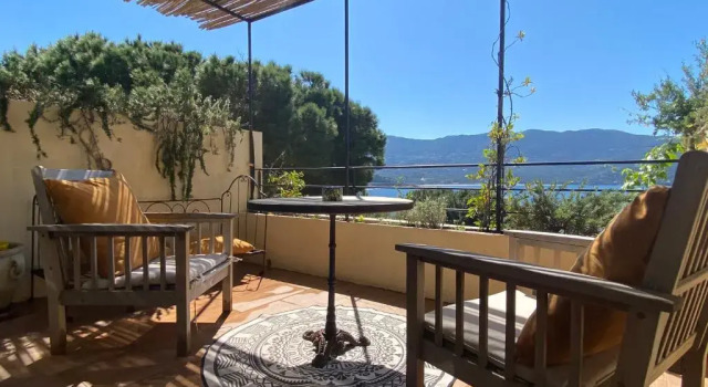 Superbe T2 avec très grande terrasse vue sur mer, Забронировать Отель Тьючча South Corsica