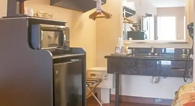 Четырёхместный номер Standard с видом на бассейн Super 8 by Wyndham Kissimmee/Maingate/Orlando Area