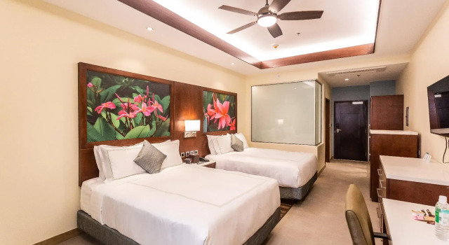 Четырёхместный номер Executive Surfrider Resort Hotel