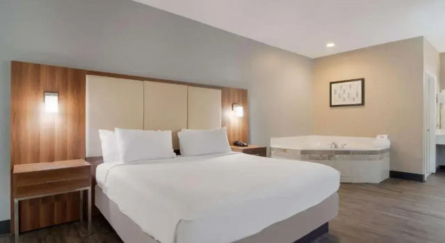 Люкс SureStay Hotel by Best Western Helen Downtown