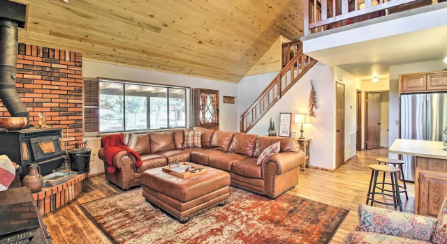 2 soveværelser i hytte med altan Rustic, Forest-view Retreat in Heber-overgaard!