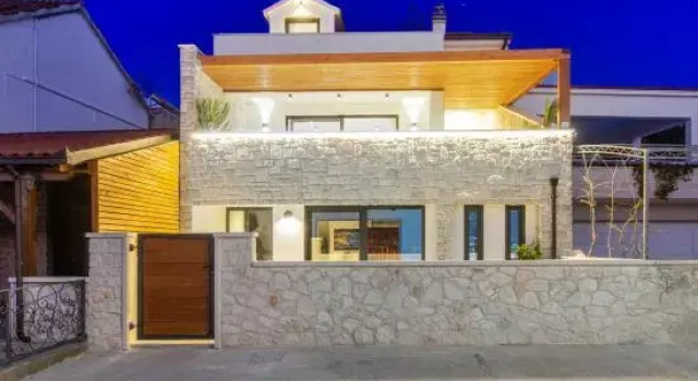 Seafront villa Kupinica with private indoor Pool, Забронировать Вилла Коттеджи Винишче, рядом с Пляж Смоквина, Коттедж