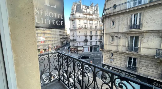 Двухместный номер Superior с балконом Hôtel Serotel Lutèce