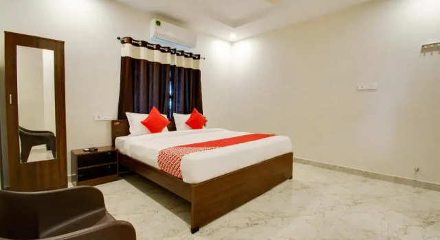 Lavish Suites by OYO Rooms