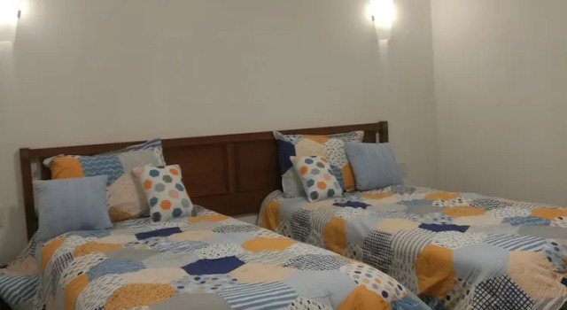 Люкс Цокольный этаж с балконом Ambassadors Inn Next Door