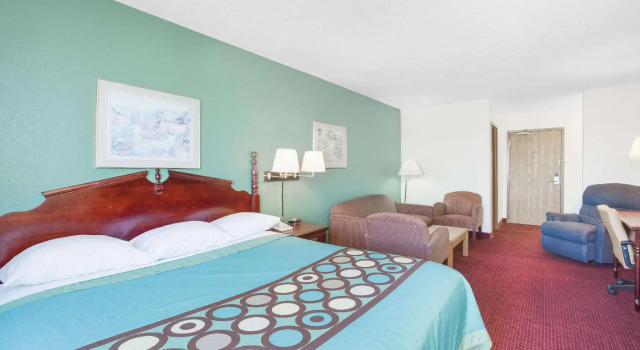 Doppel Suite Super 8 by Wyndham Kennett