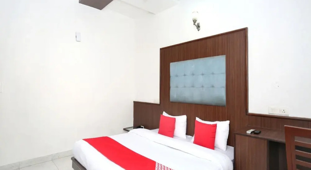 OYO 13139 Hotel Mohali Continental, Varaa Hotelli Hotellit Punjab pysäköinnillä, Pysäköinti