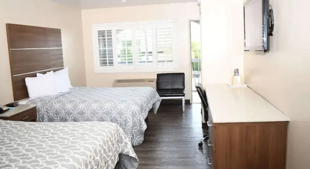 Четырёхместный номер Deluxe с балконом Travelodge by Wyndham Long Beach Convention Center