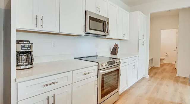 Апартаменты Charming Charlotte Townhome: 6 Mi to Downtown!