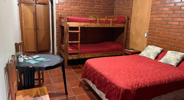 Colibrí Hostel, Забронировать Отель Отели Пуэрто-Игуасу с парковкой, рядом с Магазин беспошлинной торговли города Пуэрто-Игуасу, Парковка